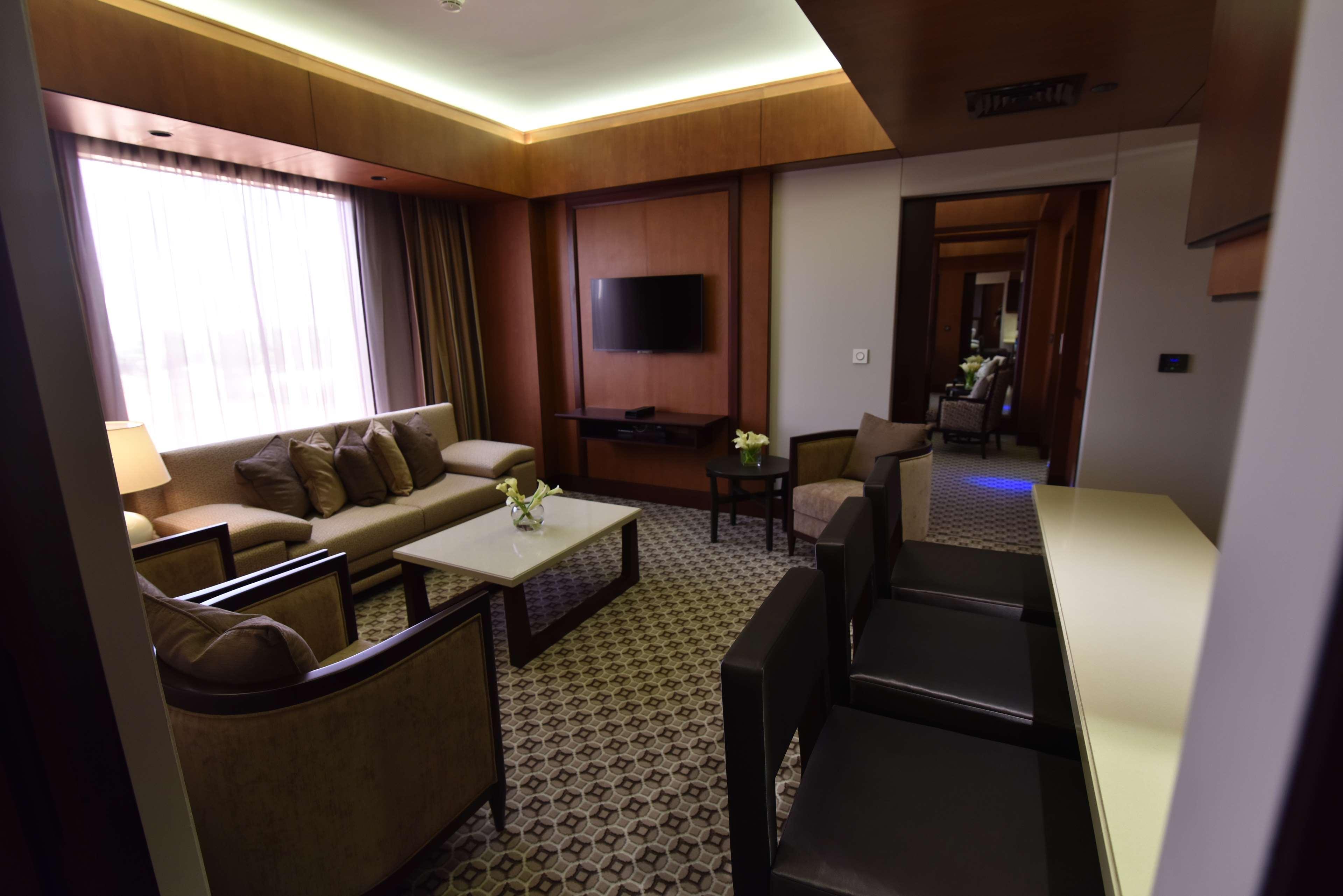 Ayla Grand Hotel Al Ain Buitenkant foto A suite at the hotel