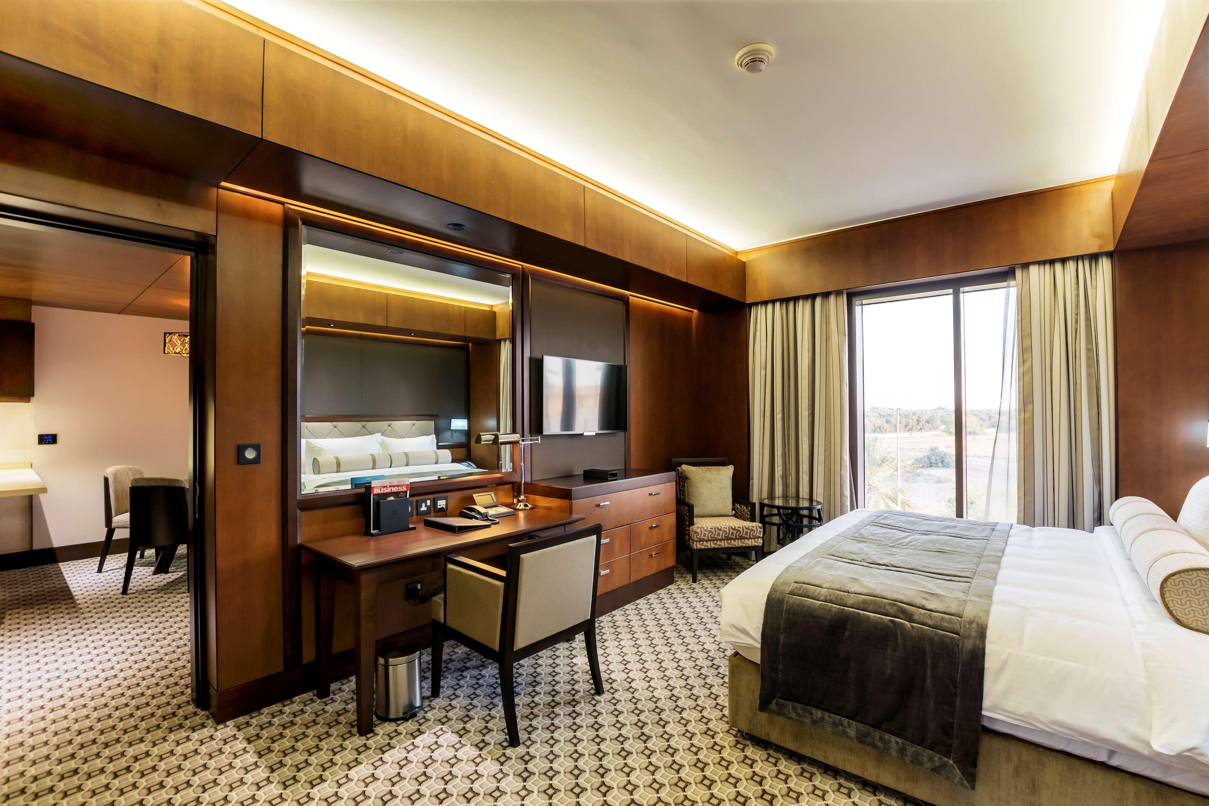 Ayla Grand Hotel Al Ain Buitenkant foto A suite at the hotel
