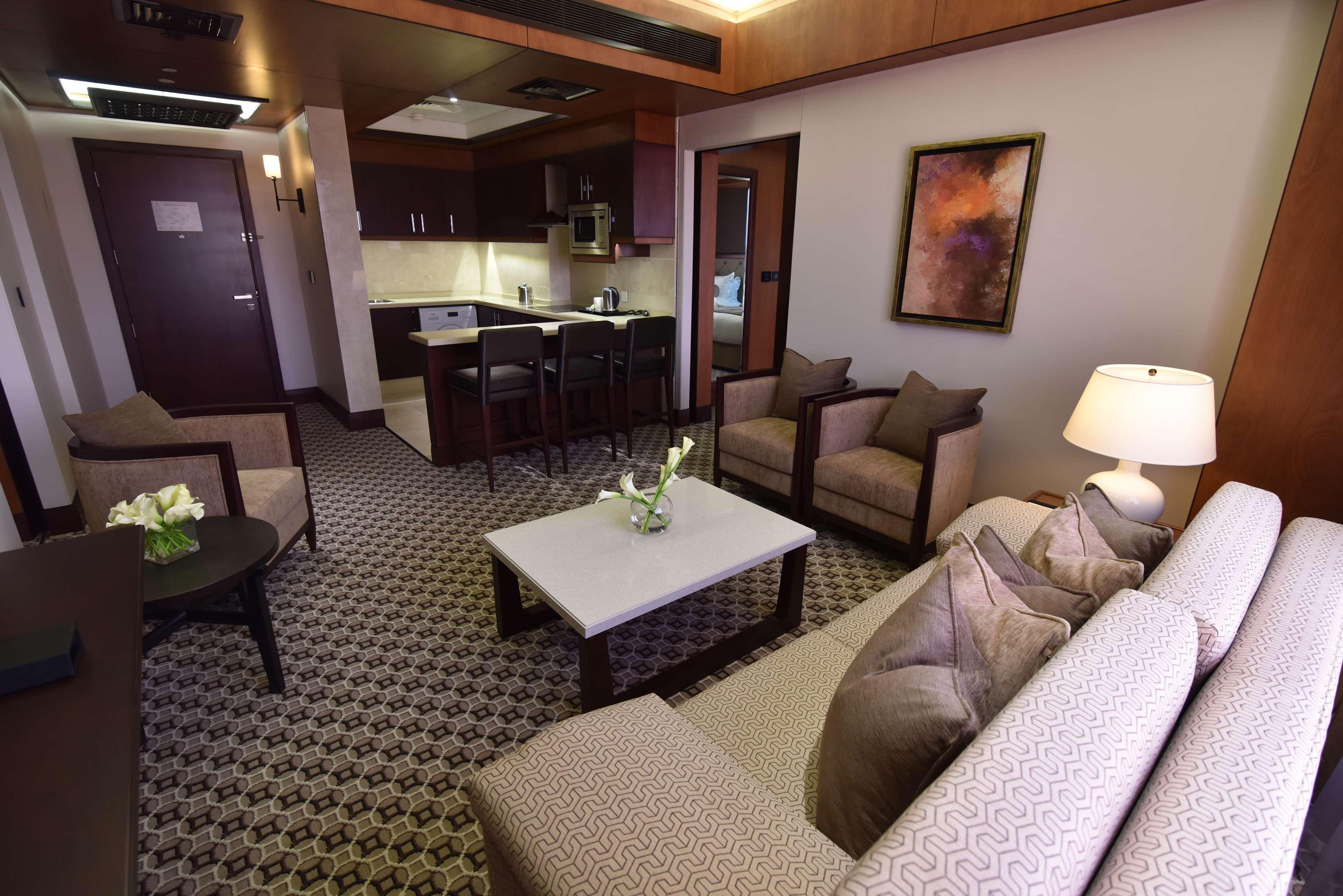 Ayla Grand Hotel Al Ain Buitenkant foto A living room in a suite at the Ritz-Carlton, Laguna Niguel