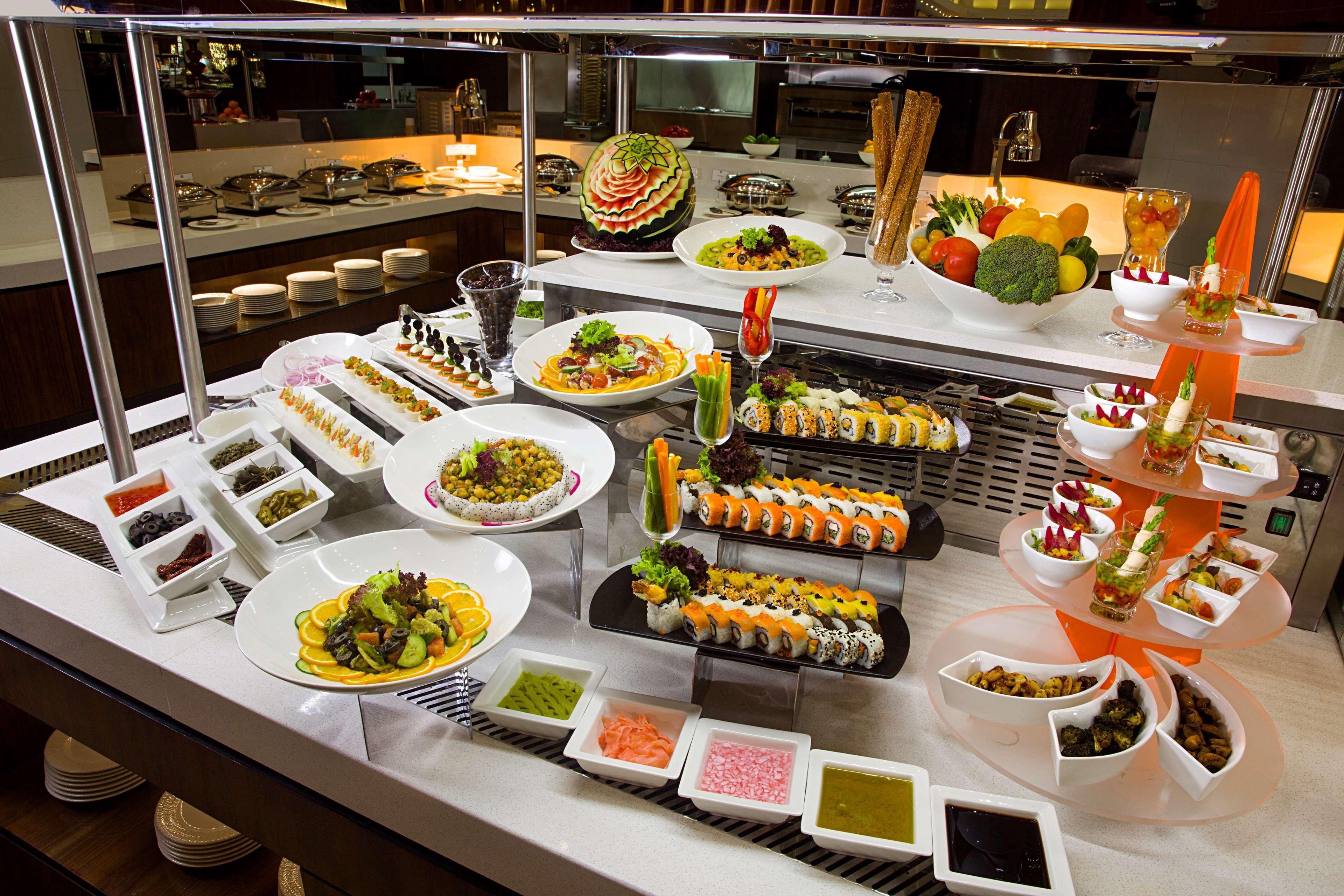 Ayla Grand Hotel Al Ain Buitenkant foto A sushi bar