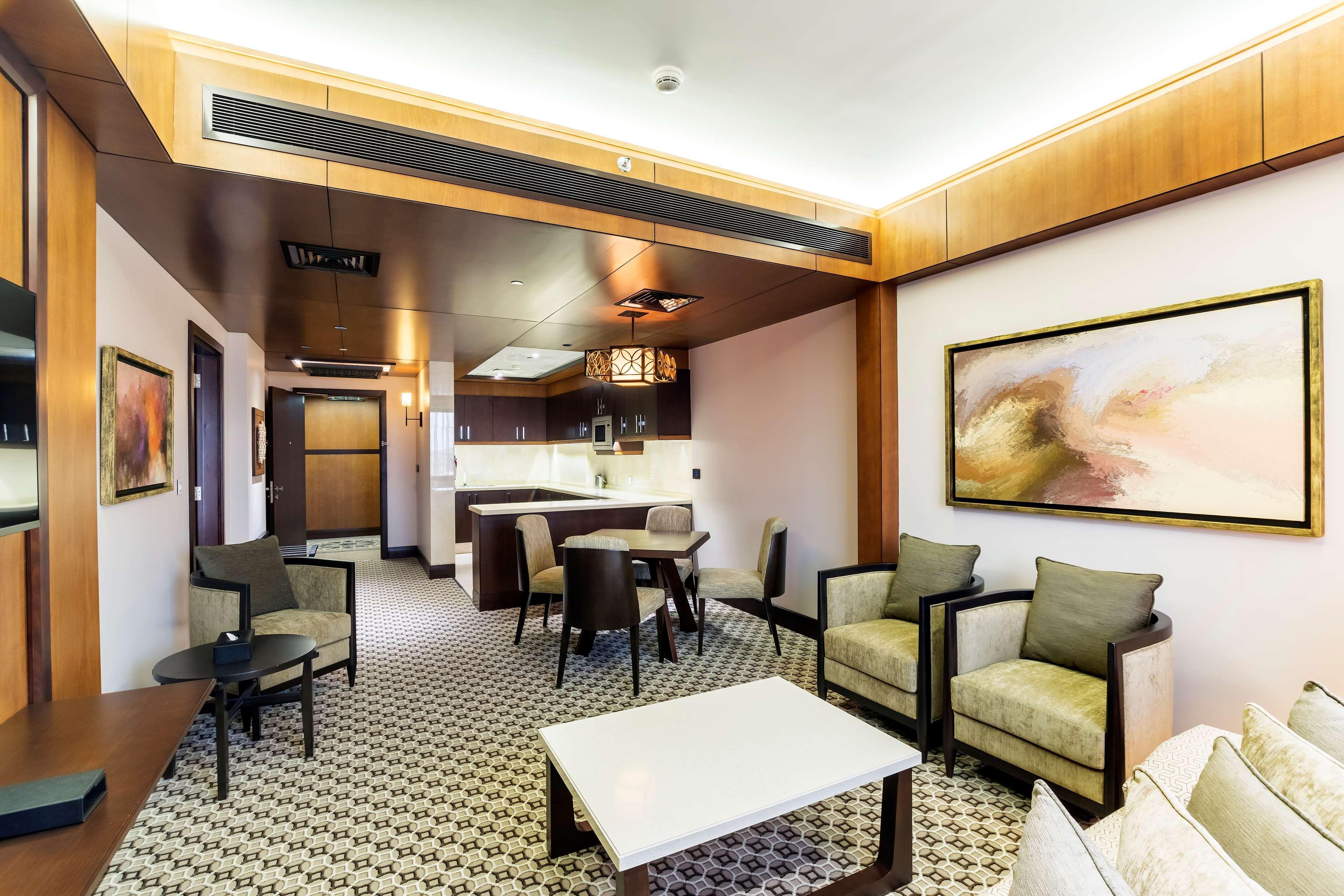 Ayla Grand Hotel Al Ain Buitenkant foto A suite at the hotel