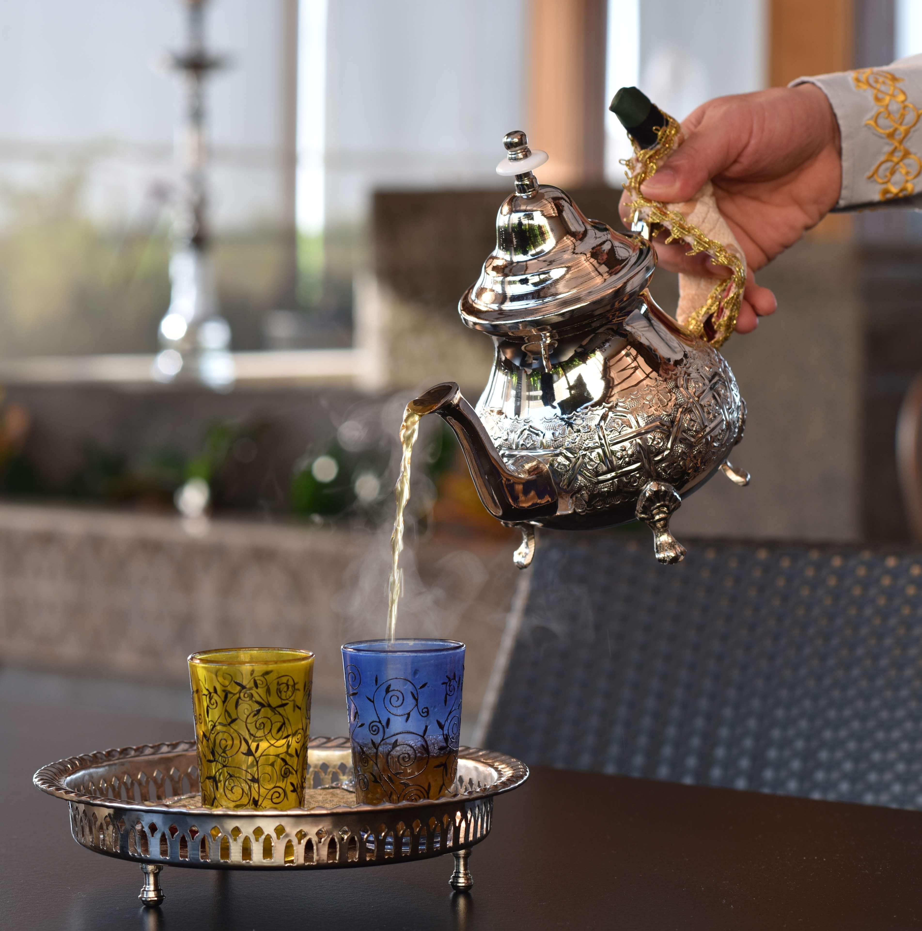 Ayla Grand Hotel Al Ain Buitenkant foto Moroccan tea being poured