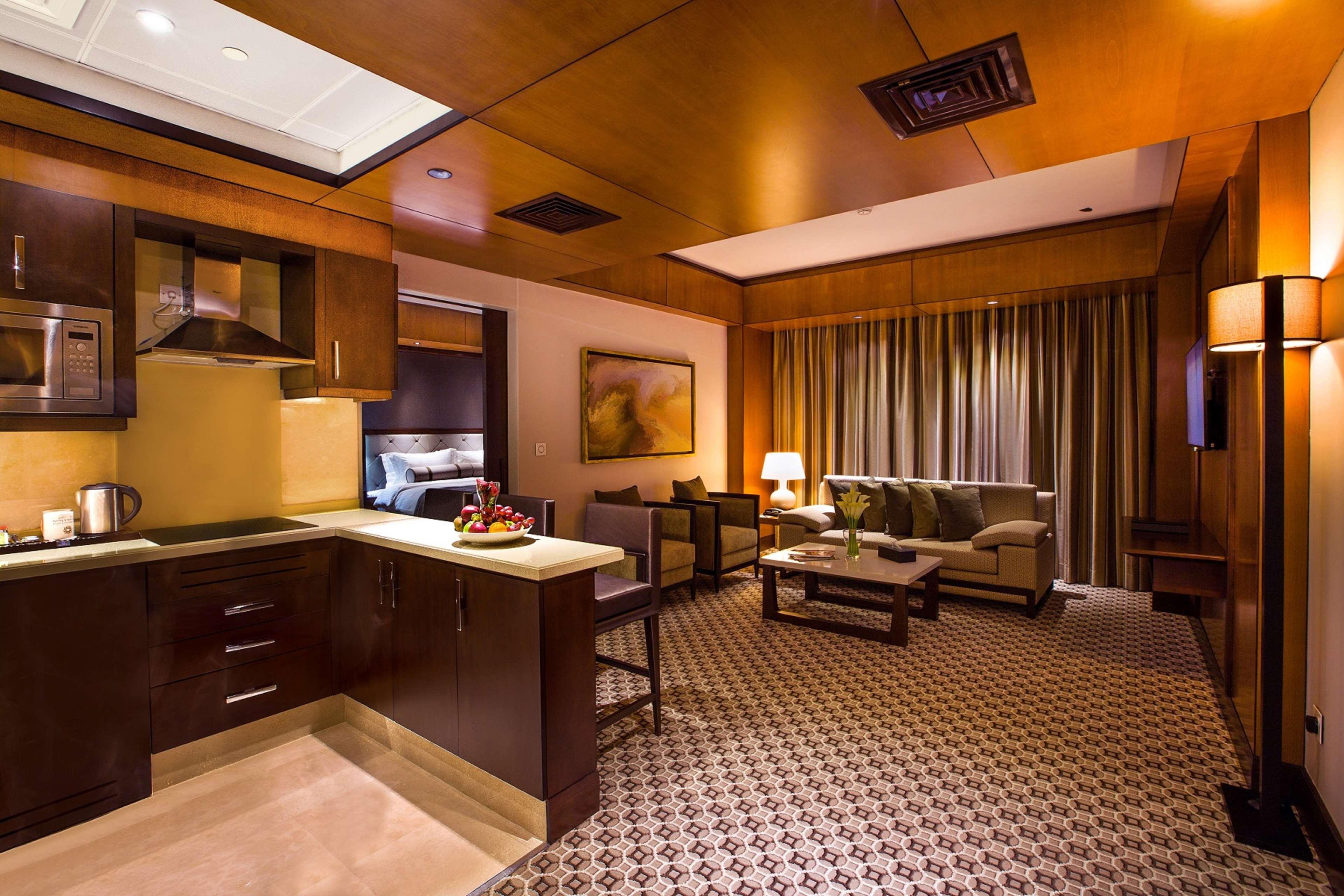 Ayla Grand Hotel Al Ain Buitenkant foto A suite at the hotel