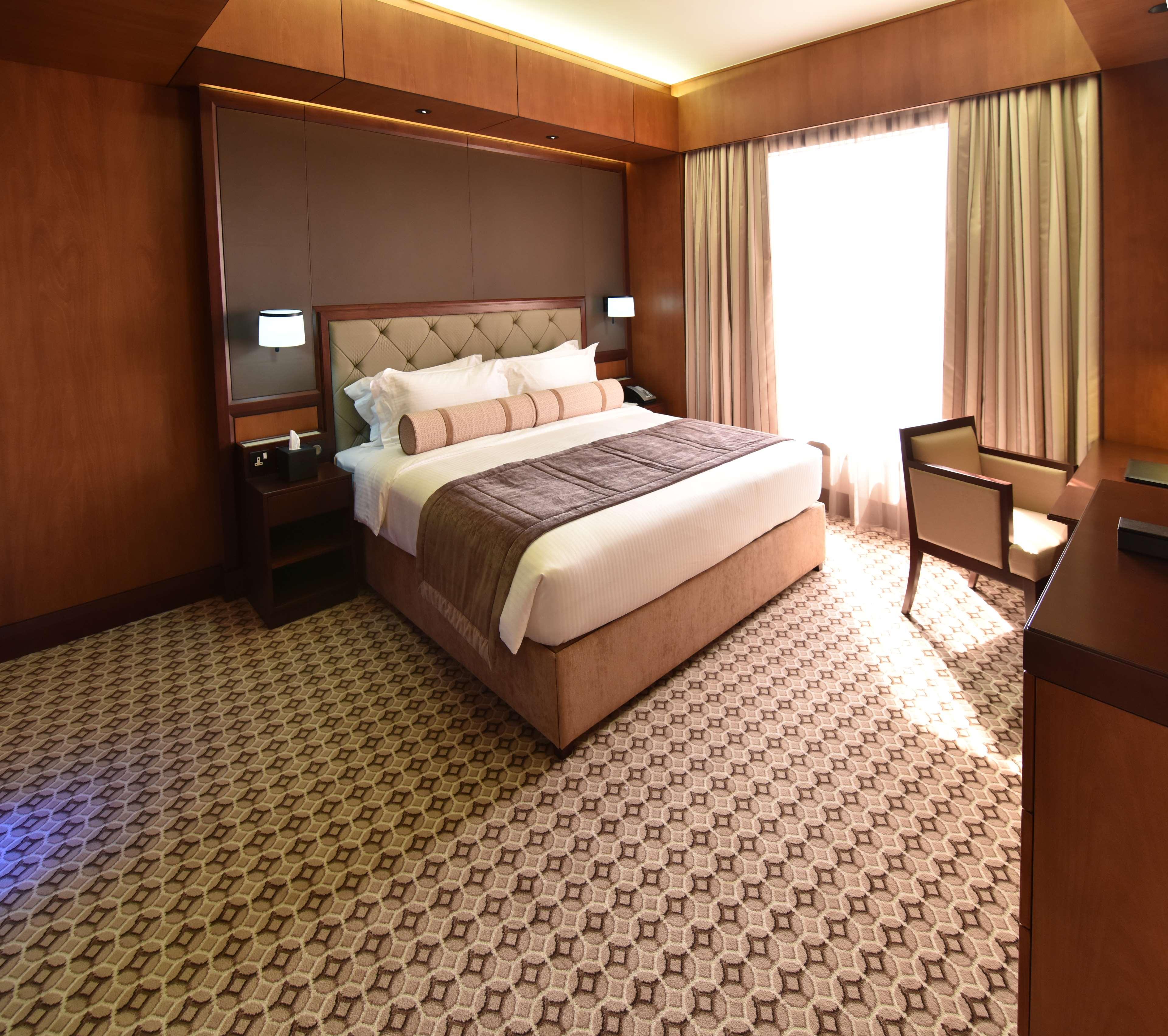 Ayla Grand Hotel Al Ain Buitenkant foto A bedroom in the hotel