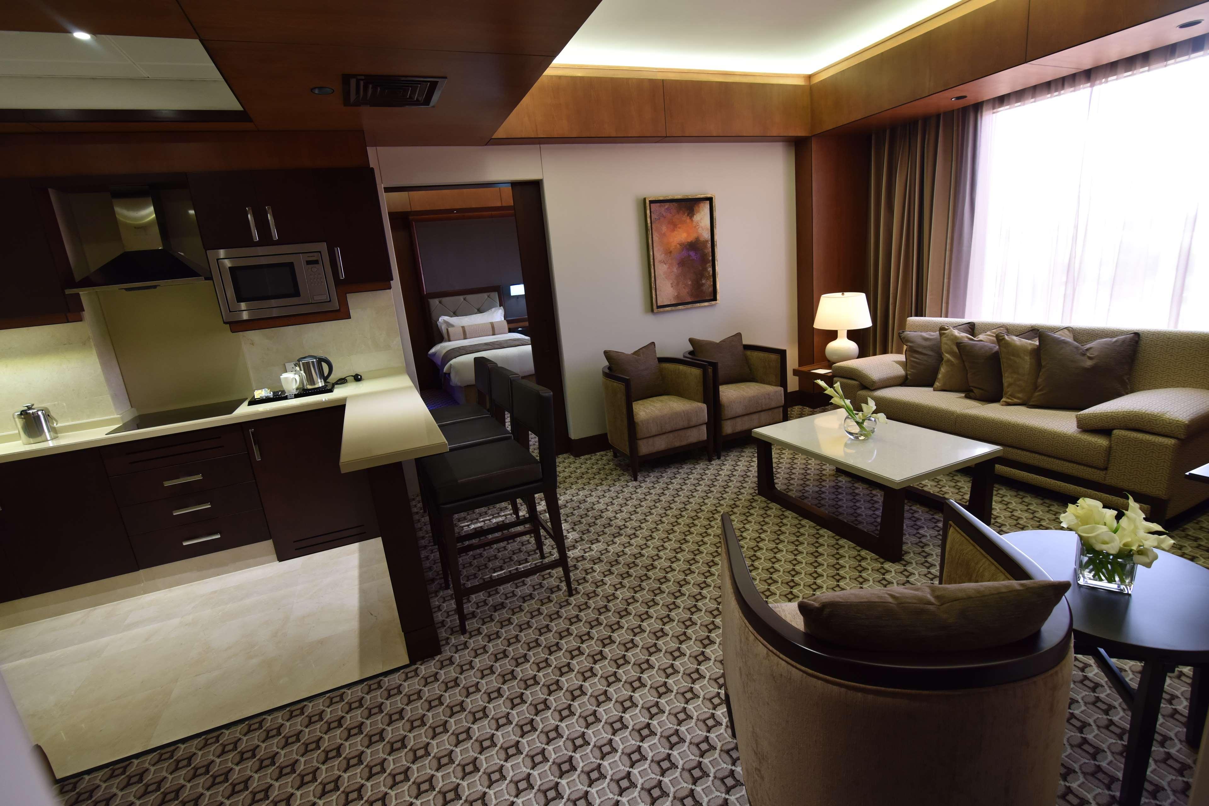 Ayla Grand Hotel Al Ain Buitenkant foto A suite at the hotel