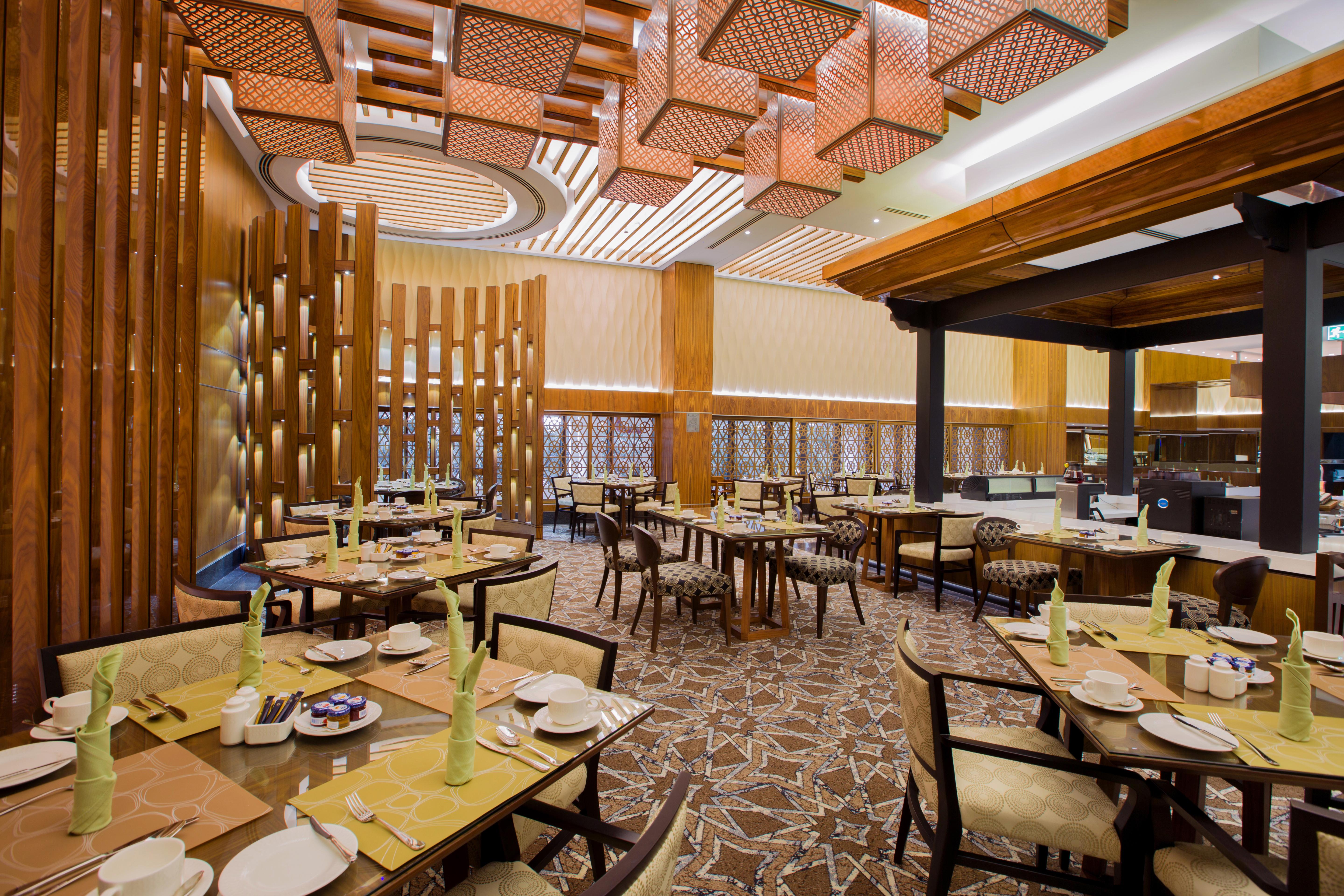 Ayla Grand Hotel Al Ain Buitenkant foto The restaurant