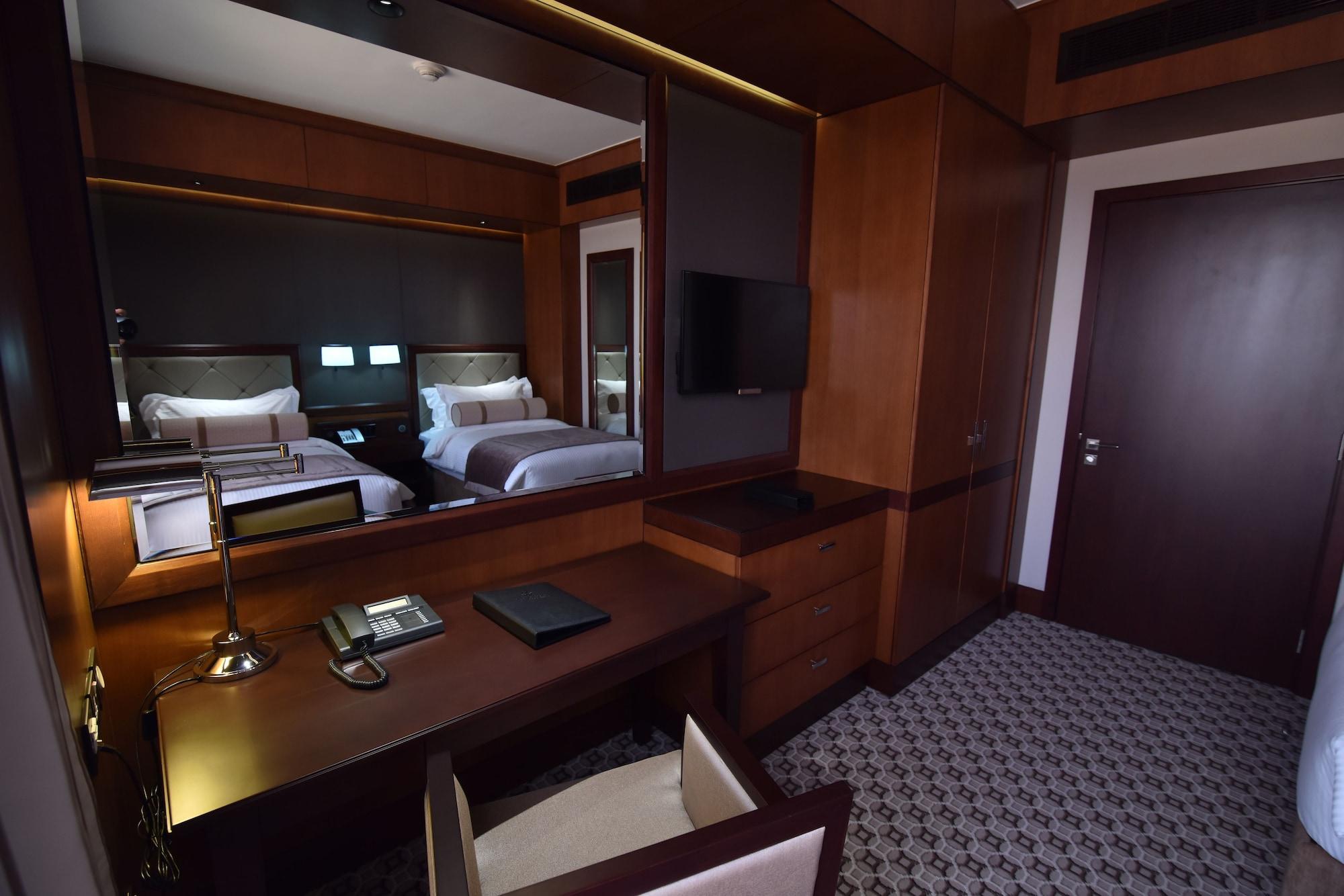 Ayla Grand Hotel Al Ain Buitenkant foto A room at the hotel