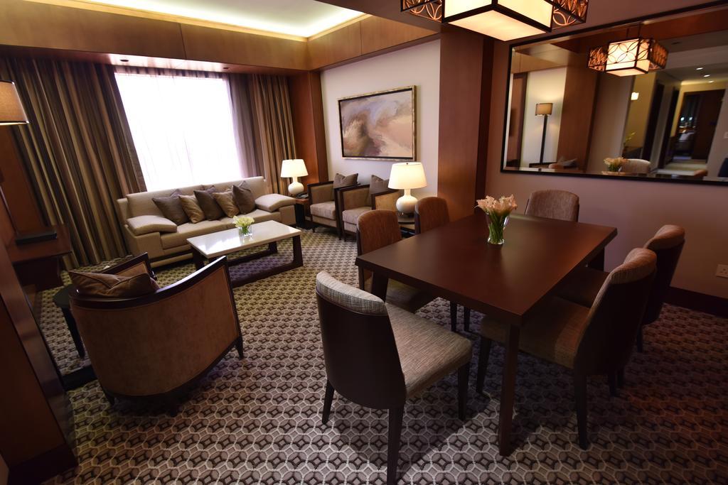Ayla Grand Hotel Al Ain Buitenkant foto A suite at the hotel